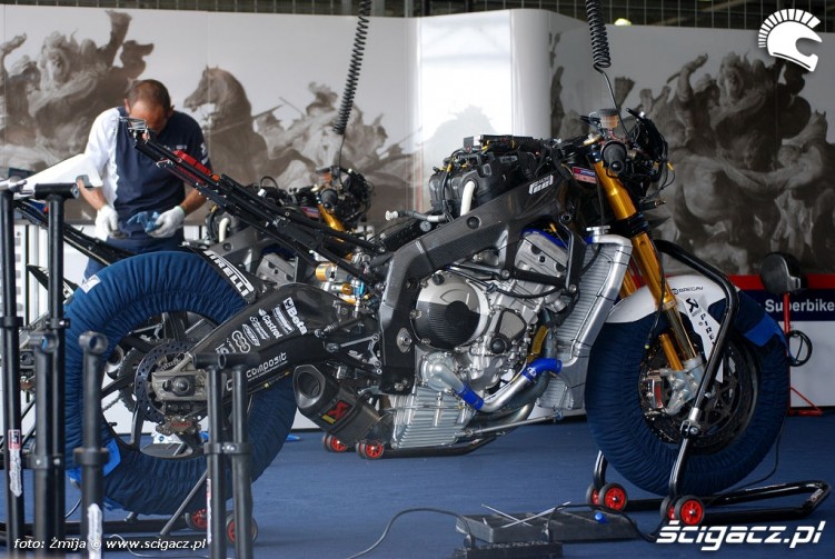 Motocykl BMW S1000RR rozerbrany