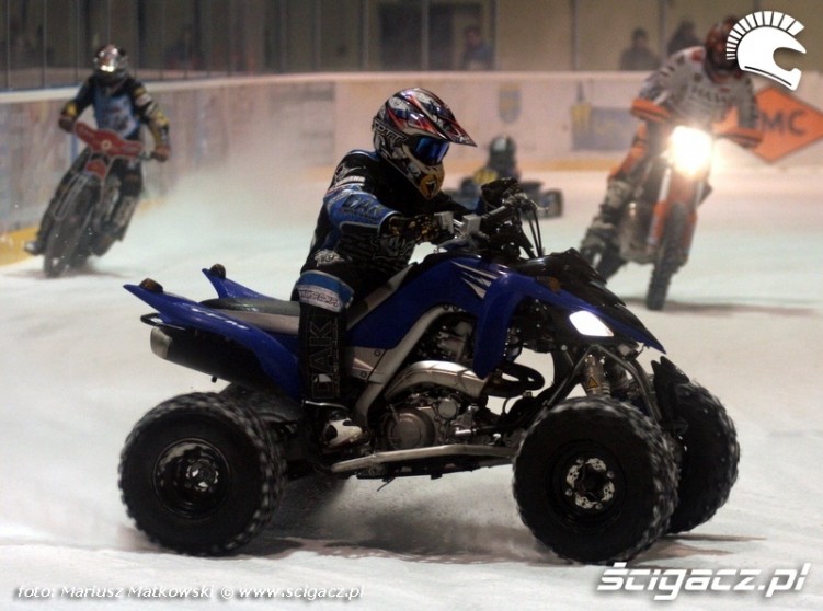 quad i motocykle na lodzie