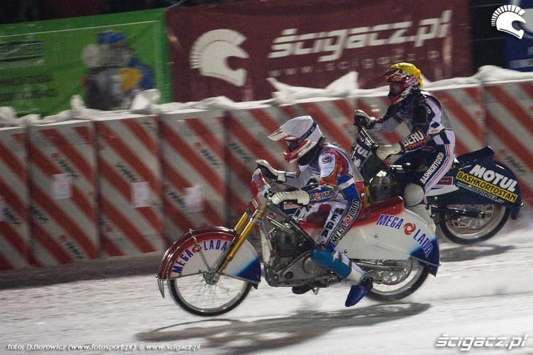 motocykle na tle logo sanok ice racing 2010 a mg 0233