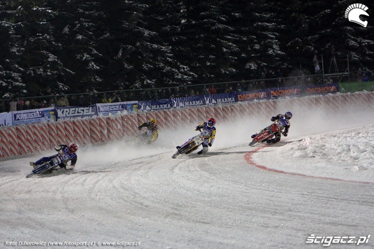 zawodnicy na zakrecie sanok ice racing 2010 b mg 0073