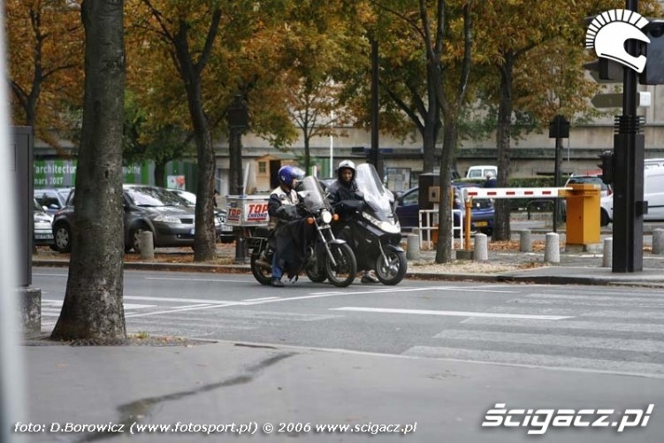 Paryskie motocykle 142