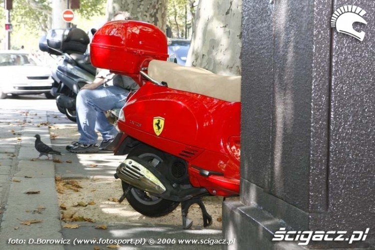 Paryskie motocykle czerwony kufer 001