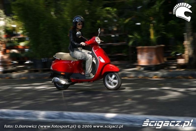 Paryskie motocykle laska na czerwonym moto 004