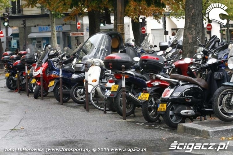Paryskie motocykle na parkingu116