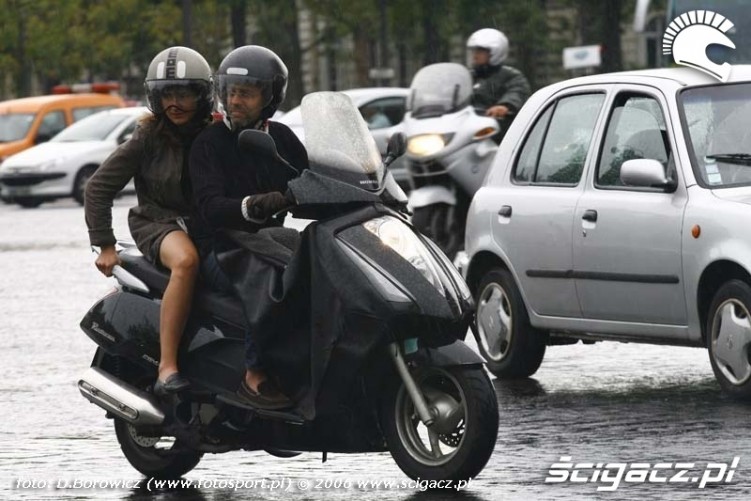 Paryskie motocykle nogi laski 103