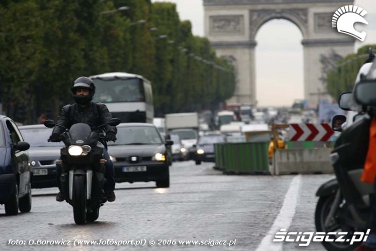 Paryskie motocykle przy luku triumfalnym 126