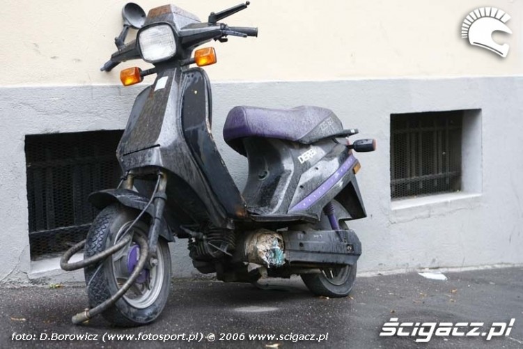 Paryskie motocykle skuter kludka 090