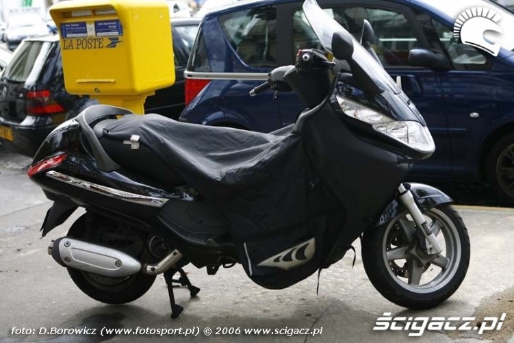 Paryskie motocykle w pokrowcu 141