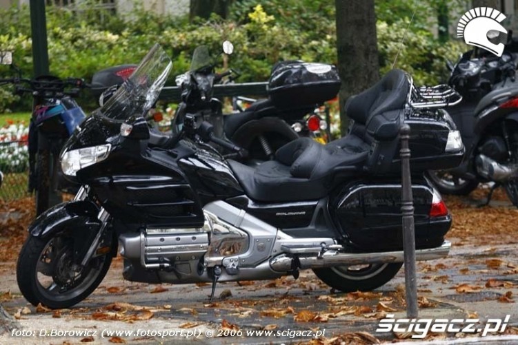 Paryskie motocykle z oparciem 127