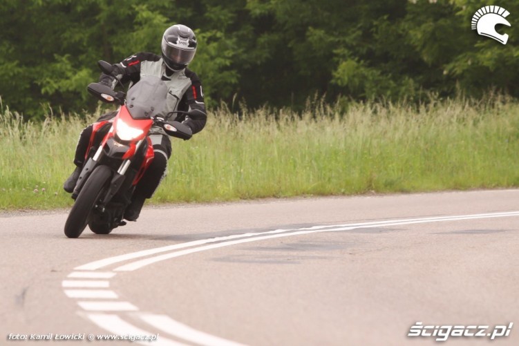 w zakrecie Ducati Hyperstrada