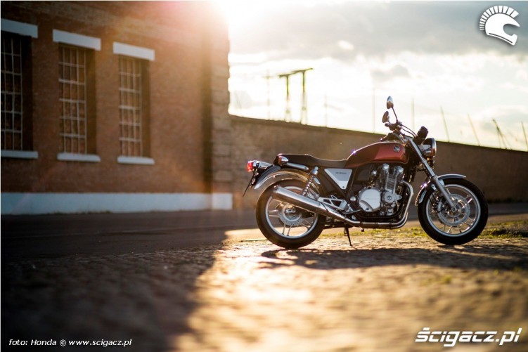 Motocykl i slonce Honda CB1100