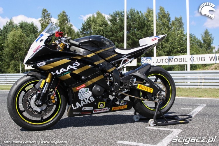 Yamaha R6 Supersport z bliska