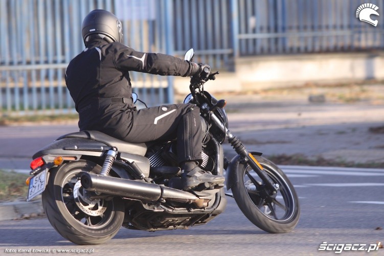 Harley Davidson 750 2014 zakret