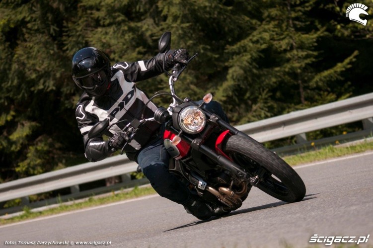 Scrambler Ducati Icon zakrety