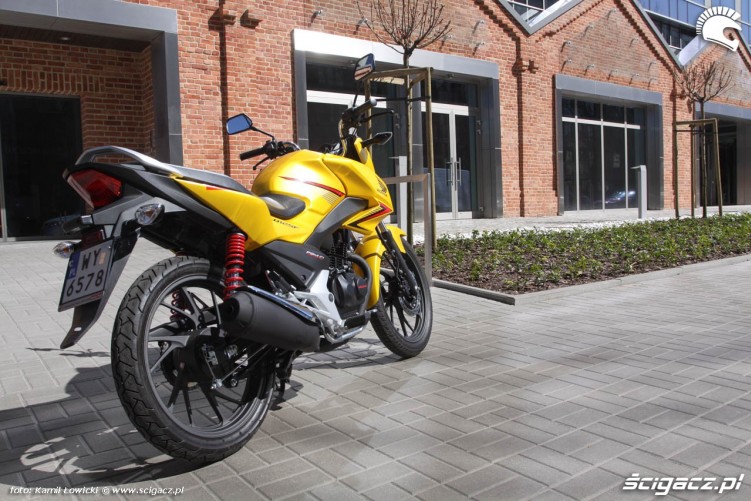 Nowa Honda CB125F 2015 na miescie