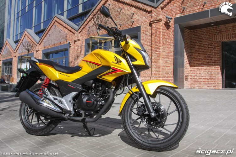 Nowa Honda CB125F 2015 zolta