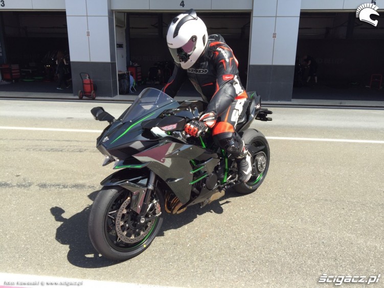 Kawasaki Ninja H2 R 2015 wyjazd z depo