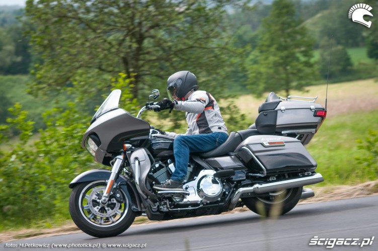 Harley Davidson Road Glide Ultra akcja bokiem