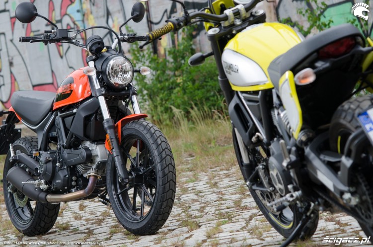 ducati sixty2 vs flat track