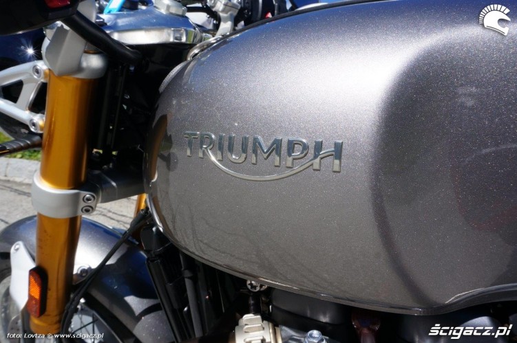 Nowy Triumph Thruxton R 2016 logo triumph