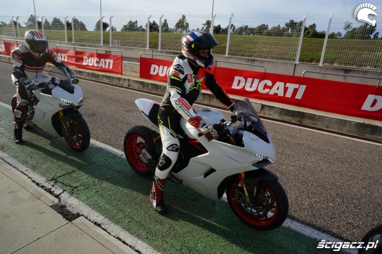 Ducati Supersport S Bartek przed wjazdem na tor