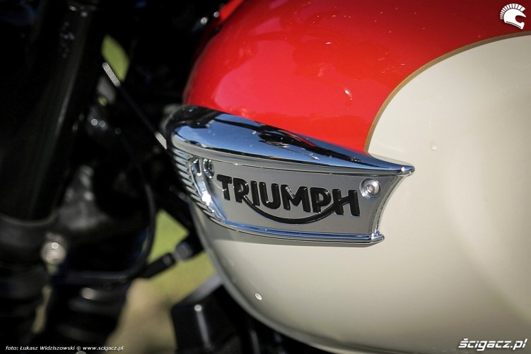 Triumph Bonneville T100 emblemat na zbiorniku