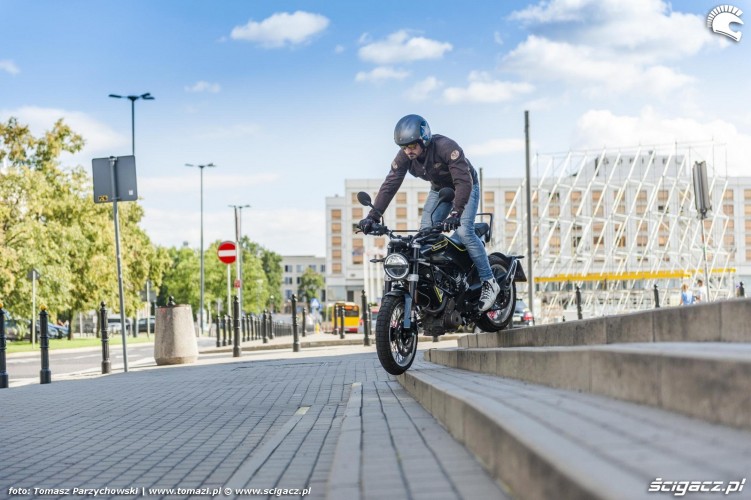 husqvarna svartpilen na schodach