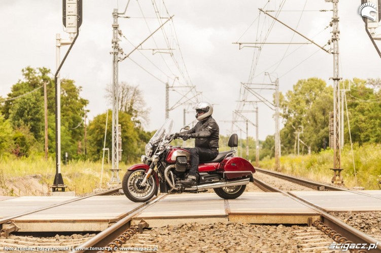 Moto Guzzi California 1400 2018 przejazd kolejowy