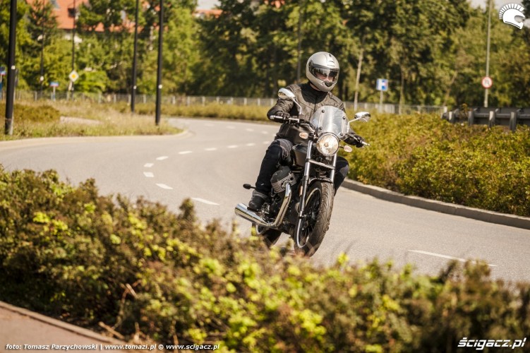 Moto Guzzi V9 Roamer 2018 24