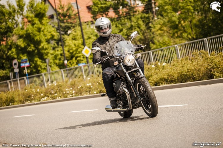 Moto Guzzi V9 Roamer 2018 34