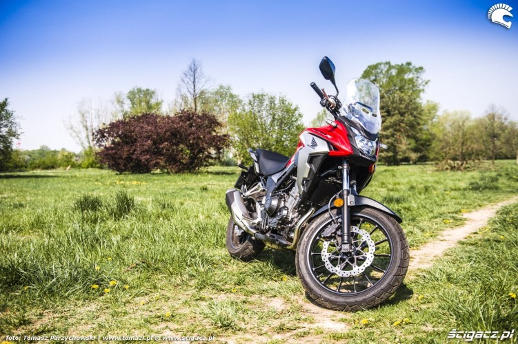 Honda CB500X test motocykla 2019 parking