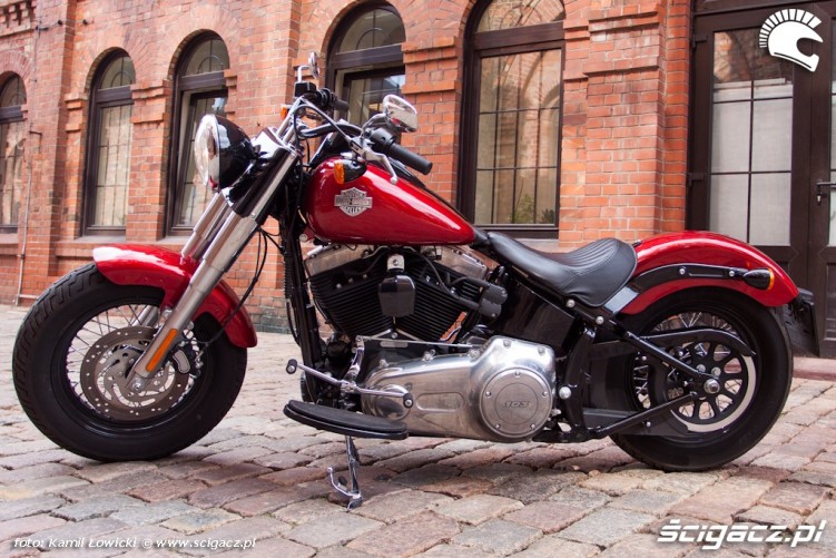 lewy bok alejka Harley Davidson Softail Slim