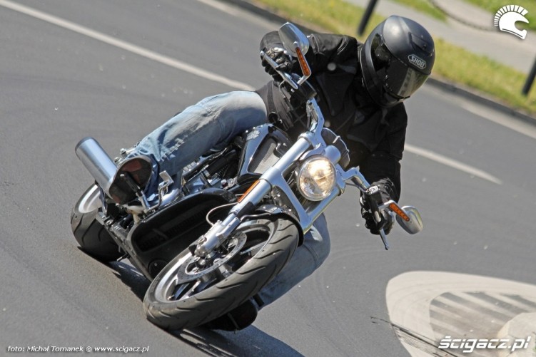 Harley Davidson V Rod w zakrecie miasto muscle