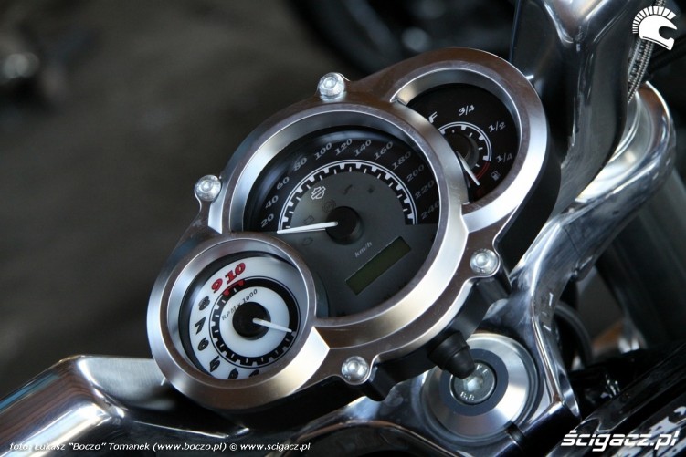 zegary Harley Davidson V Rod Muscle