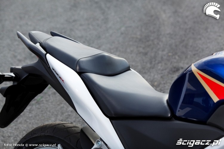 podwojna kanapa Honda CBR250R 2011