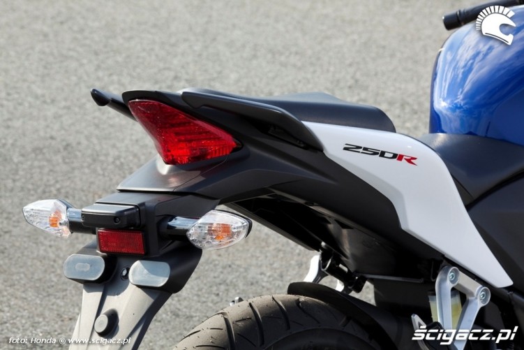 tylne swiatla Honda CBR250R 2011
