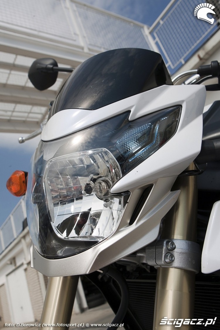 Zdjęcia lampa przednia suzuki gsr750 2011 test motocykla