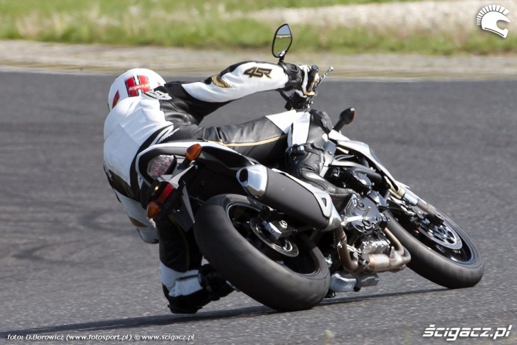 na kolanie suzuki gsr750 2011 test motocykla 10