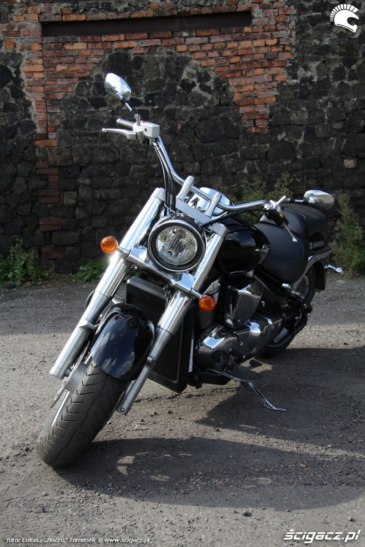 motocykl od frontu Suzuki Intruder C1800R