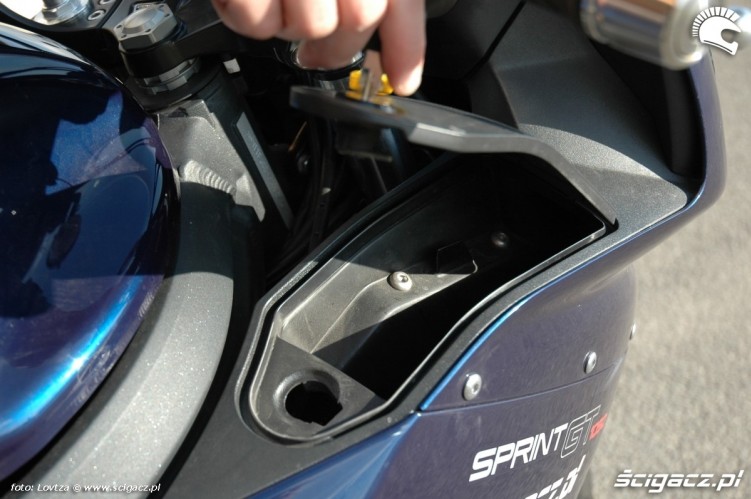 schowek w wypelnieniu owiewki Triumph Sprint GT 2011