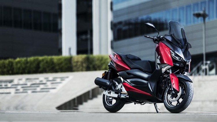 2018-Yamaha-XMAX-125-ABS-EU-Radical-Red-Static-007
