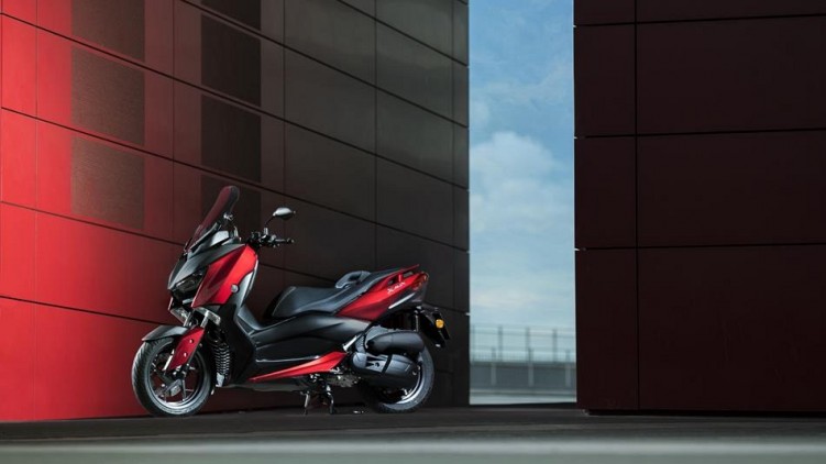 2018-Yamaha-XMAX-125-ABS-EU-Radical-Red-Static-008
