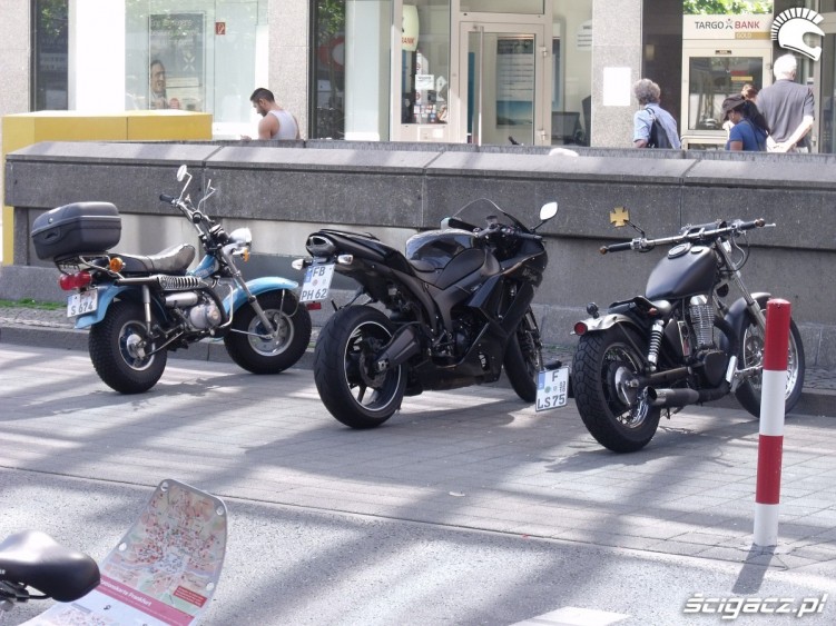 motocykle zaparkowane