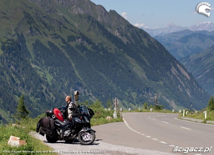na drodze Alpy na motocyklu