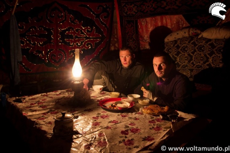 32 Kirgistan przy lampie