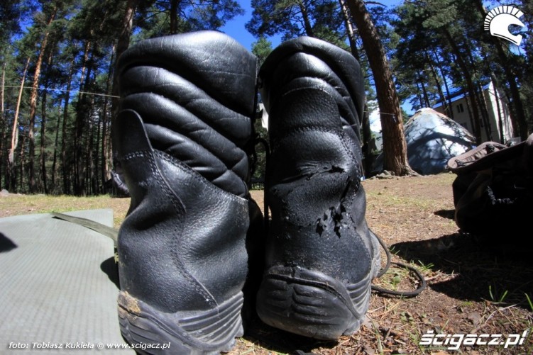 Buty po mozolnym spacerze na Elbrus wygladaly jak obraz nedzy i rozpaczy