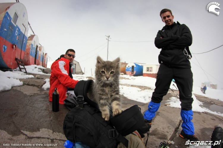 Przy beczkach na Elbrusie od lewej Ormianin kot Polak