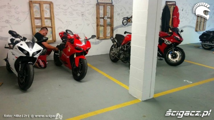 motocykle w garazu