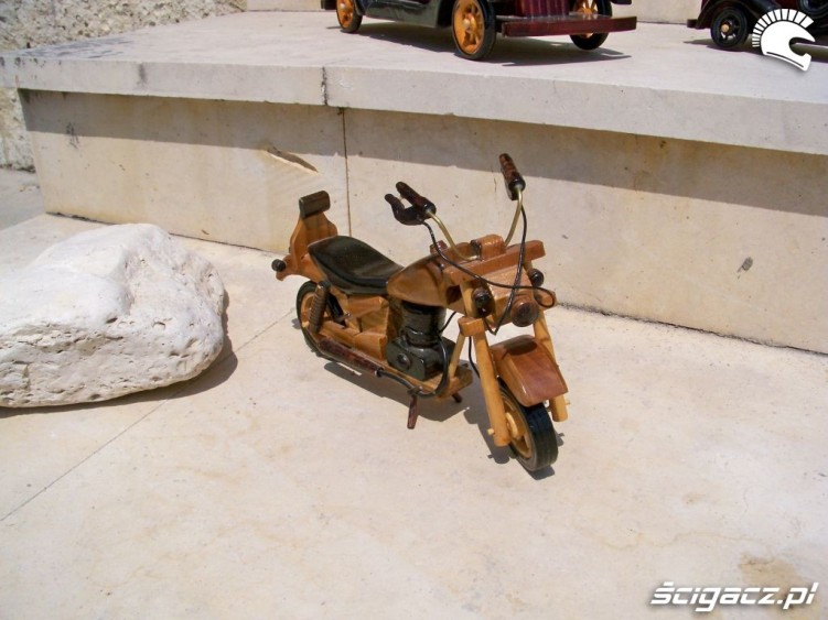 drewniany model motocykla