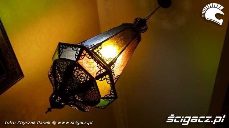 109 Hotel w Marrakeszu zdobia go niesamowite lampy